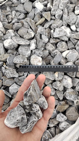 Kamenclub.ru: Щебень галтованный черный (мрамор) фр.40-70 мм.  купить в Челябинске мрамор черный с белыми прожилками, черный, белый щебень галтованный округлый 13500 руб/т   фото КАМЕНЬ КЛУБ