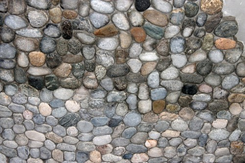 Kamenclub.ru: Галька речная плоская (ассорти) фр. 70-150 мм. купить  в Челябинске галька галечник серый белый темно-серый синий светло-серый плоская природная галька  9000 руб/т   фото КАМЕНЬ КЛУБ