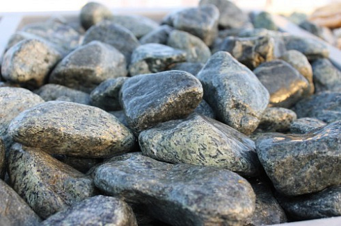 Kamenclub.ru: Щебень галтованный зеленый (змеевик) фр. 50-100 мм.  купить в Челябинске галтовка мраморная зеленый, салатовый мрамор 12 500 руб/т   фото КАМЕНЬ КЛУБ