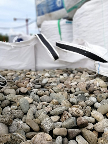 Kamenclub.ru: Галька речная окат (пестрая) фр. 20-40 мм. купить  в Челябинске галька речная пестрая, серая, серые оттенки галька речная окатанная округлая 5000 руб/т   фото КАМЕНЬ КЛУБ