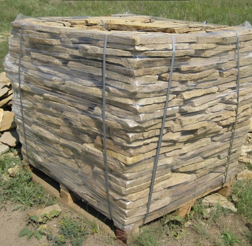 Kamenclub.ru: Песчаник пластушка желтый с рисунком (3 см)  купить в Челябинске песчаник желтый с рисунком, рыжий, желтый песчаник пластушка ландшафтная рваная 8 500 руб/м3   фото КАМЕНЬ КЛУБ