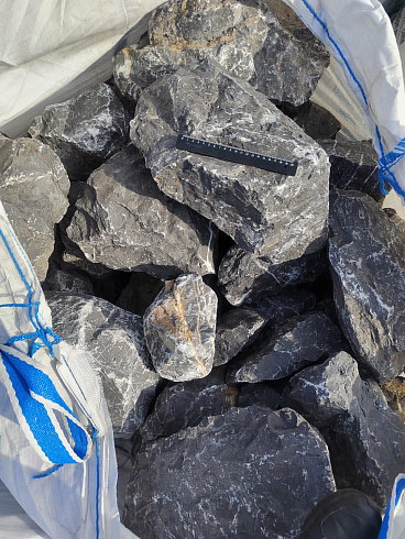 Kamenclub.ru: Черный мрамор скальник фр. 100-500 мм.  купить в Челябинске мрамор черный белый серый крупный колотый валун ландшафтный 8500 руб/т   фото КАМЕНЬ КЛУБ