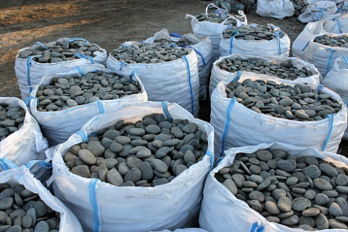 Kamenclub.ru: Галька речная плоская (темно-серая) фр. 100-200-300 мм. купить  в Челябинске галька речная плоская темно-серый, серый, синий речной галечник плоский 9000 руб/т   фото КАМЕНЬ КЛУБ