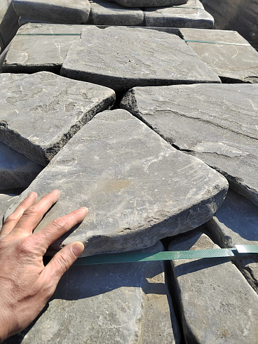 Kamenclub.ru: Песчаник пластушка светло-серый (4,0 - 6,0 см)  купить в Челябинске плитняк - пластушка светло-серый песчаник 12600 руб/м3   фото КАМЕНЬ КЛУБ