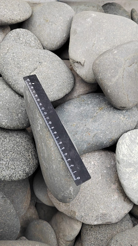 Kamenclub.ru: Галька речная плоская (темно-серая) фр. 70-150 мм. купить  в Челябинске галечник природный темно-серый серый синий речная плоская природная окатанная  9000 руб/т   фото КАМЕНЬ КЛУБ