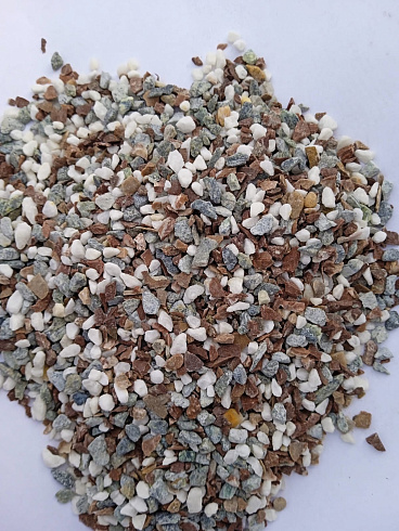 Kamenclub.ru: Мраморная крошка (щебень галтованный микс:белый-черный-розовый-медовый) фр.5-10 мм.  купить в Челябинске мрамор белый, медовый, черный, розовый мраморный галтованный щебень декоративный ландшафтный 15500 руб/т   фото КАМЕНЬ КЛУБ