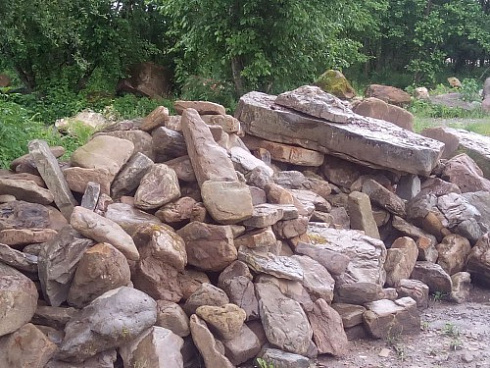 Kamenclub.ru: Песчаник декоративный ландшафтный (фр. 300-500 мм)  купить в Челябинске песчаник желтый рыжий серый зеленый валун речной окатанный природный песчаника 4 500 руб/т   фото КАМЕНЬ КЛУБ