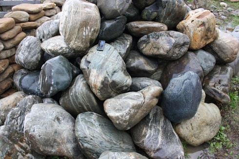 Kamenclub.ru: Речной валун Кабанчик фр.300-500 мм.  купить в Челябинске крупный природный камень галька серый, темно-серый речной валун галечник масштабный 7000 руб/т   фото КАМЕНЬ КЛУБ