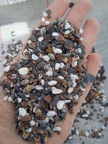 Kamenclub.ru: Мраморная крошка (щебень крошка микс : белый-черный-розовый) фр. 3-5 мм.  купить в Челябинске мрамор белый, черный, розовый, разноцветный мраморная каменная крошка декорвтивная 12000 руб/т   фото КАМЕНЬ КЛУБ