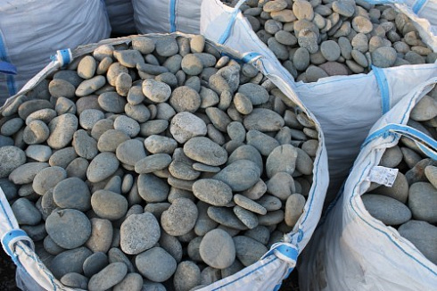 Kamenclub.ru: Галька речная плоская (ассорти) фр. 100-200-300 мм. купить  в Челябинске галька плоская разноцветная серый белый темно-серый синий речная галька ландшафтная 8000 руб/т   фото КАМЕНЬ КЛУБ