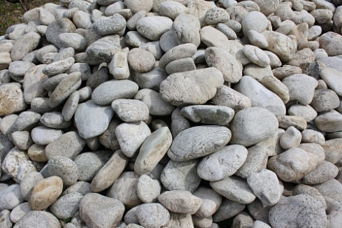 Kamenclub.ru: Бело-серый валунчик фр.100-300 мм.  купить в Челябинске крупный камень для ландшафта серый, белый бело-серый валун крупная галька 4500 руб/т   фото КАМЕНЬ КЛУБ