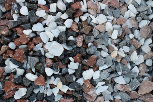 Kamenclub.ru: Мраморная крошка (щебень крошка микс : белый-черный-розовый) фр. 20-40 мм.  купить в Челябинске мрамор белый, черный, розовый декоративная ландшафтная крошка 12000 руб/т   фото КАМЕНЬ КЛУБ