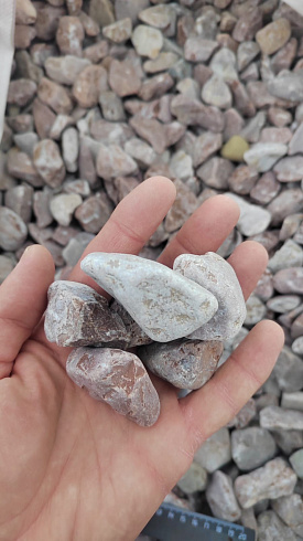 Kamenclub.ru: Мраморная крошка (щебень галтованный розовый) фр.20-40 мм.  купить в Челябинске мрамор розовый, красный оголтованный округлый щебень  15000 руб/т   фото КАМЕНЬ КЛУБ