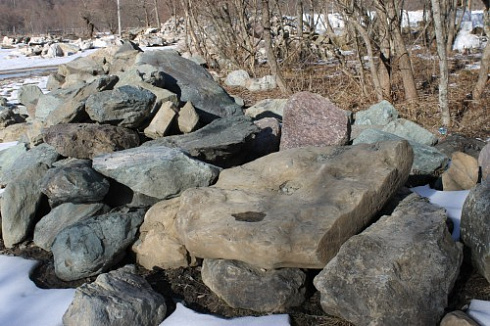 Kamenclub.ru: Гранит скальник (серо-зеленый) фр. 500-1500 мм.  купить в Челябинске гранит мрамор  серый зеленый темно-серый глыба скальная колотая ландшафтная 7 500 руб/т   фото КАМЕНЬ КЛУБ