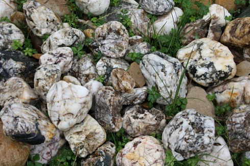 Kamenclub.ru: Кварцевый валунчик фр.100-300 мм.  купить в Челябинске кварц белый, бежевый молочный рыжий крупный природный камень галечник 7850 руб/т   фото КАМЕНЬ КЛУБ