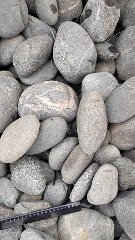 Kamenclub.ru: Галька речная окат (темно-серая) фр. 70-150 мм. купить  в Челябинске галька речная темно-серая, синяя, серая речная галька округлая  8000 руб/т   фото КАМЕНЬ КЛУБ
