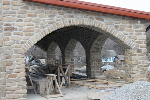 Kamenclub.ru: Песчаник для строительства и кладки блочный (фр 100-200 мм)  купить в Челябинске песчаник бежевый серый рыжий валун мелкий для строительства песчаник 6500 руб/т   фото КАМЕНЬ КЛУБ