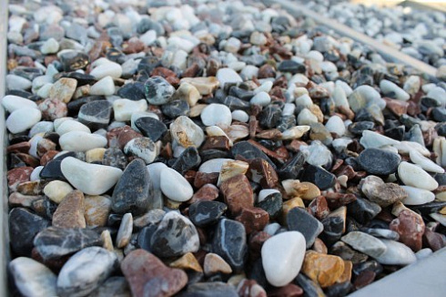 Kamenclub.ru: Мраморная крошка (щебень галтованный микс:белый-черный-розовый-медовый) фр.10-20 мм.  купить в Челябинске мрамор белый, медовый, черный, розовый мраморный декоративный ландшафтный окатанный округлый галтованный щебень 15500 руб/т   фото КАМЕНЬ КЛУБ