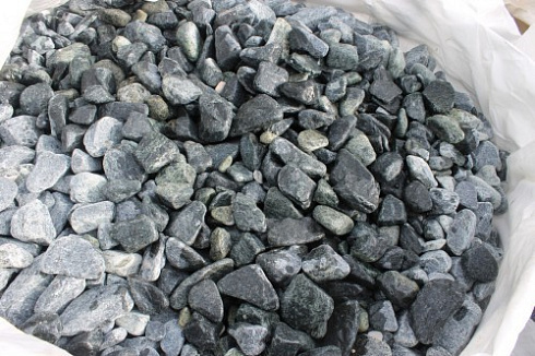 Kamenclub.ru: Щебень галтованный зеленый (змеевик) фр. 50-100 мм.  купить в Челябинске галтовка мраморная зеленый, салатовый мрамор 12 500 руб/т   фото КАМЕНЬ КЛУБ