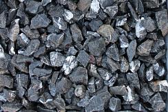 Kamenclub.ru: Щебень крошка черный (мрамор) фр. 5-10 мм.  купить в Челябинске мрамор черный с белыми прожилками, черный, белый мраморная крошка декоративная ландшафтная 11000 руб/т   фото КАМЕНЬ КЛУБ