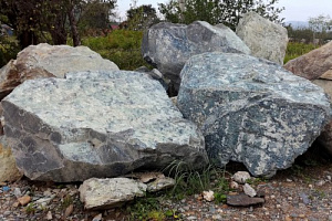 Kamenclub.ru: Змеевик скальник фр. 500-1500 мм.  купить в Челябинске змеевик зеленый серый черный глыба скальная колотая 7500 руб/т   фото КАМЕНЬ КЛУБ