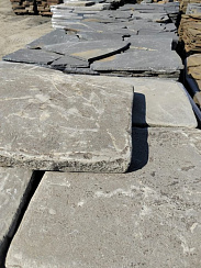 Kamenclub.ru: Песчаник пластушка светло-серый (2,0 см)  купить в Челябинске плитняк- ластушка светло-серый, серый рваный ландшафтный плитняк колотый 13800 руб/м3   фото КАМЕНЬ КЛУБ