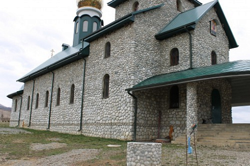 Kamenclub.ru: Галька речная плоская (бело-серая) фр. 100-200-300 мм. купить  в Челябинске галька речная плоская серый, белый, бело-серый, серо-белый речная галька плоская  9000 руб/т   фото КАМЕНЬ КЛУБ