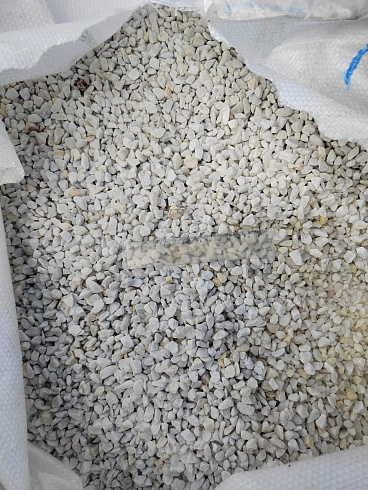 Kamenclub.ru: Мраморная крошка, щебень, цвет-белый, фр. 5-10 мм.  купить в Челябинске мрамор белый, айвори, молочный мраморная каменная крошка ландшафтная 12000 руб/т   фото КАМЕНЬ КЛУБ