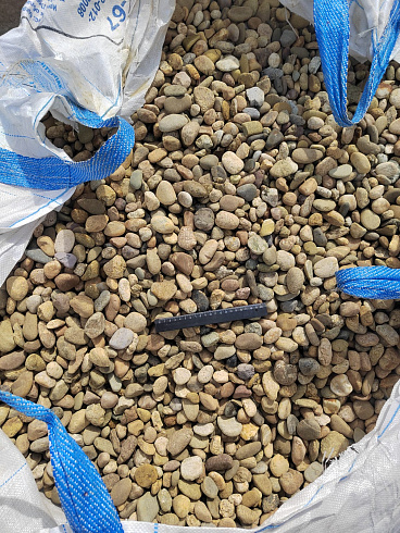 Kamenclub.ru: Галька речная окат рыжая фр. 20-40 мм. купить  в Челябинске галька речная окатанная рыжая желтая серая округлая речная галька 5000 руб/т   фото КАМЕНЬ КЛУБ