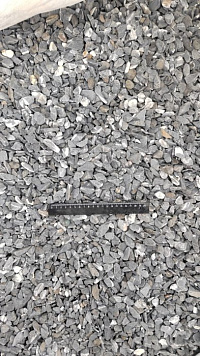 Kamenclub.ru: Щебень галтованный черный (мрамор) фр.10-20 мм.  купить в Челябинске мрамор черный с белыми прожилками, черный, белый окатанный округлый ландшафтный декоративный щебень 15000 руб/т   фото КАМЕНЬ КЛУБ