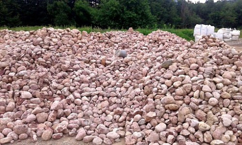 Kamenclub.ru: Розовый валунчик фр.100-300 мм.  купить в Челябинске крупный природный камень розовый, серый молочный красный речной галечник природный 7850 руб/т   фото КАМЕНЬ КЛУБ