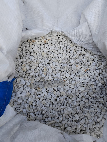 Kamenclub.ru: Мраморная крошка, щебень, цвет-белый, фр. 10-20 мм.  купить в Челябинске мрамор белый, молочный айвори каменная ландшафтная декоративная крошка шебня 12000 руб/т   фото КАМЕНЬ КЛУБ