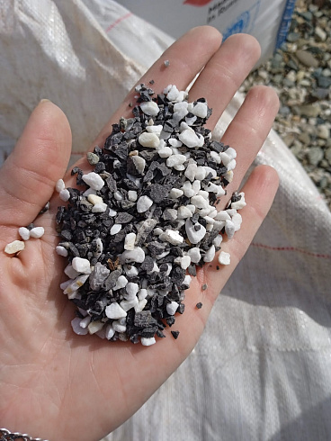 Kamenclub.ru: Мраморная крошка (щебень крошка микс : белый-черный-розовый) фр. 3-5 мм.  купить в Челябинске мрамор белый, черный, розовый, разноцветный мраморная каменная крошка декорвтивная 12000 руб/т   фото КАМЕНЬ КЛУБ