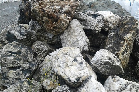 Kamenclub.ru: Черный гранит - кварцит фр. 500-1000 мм.  купить в Челябинске гранит кварцит черный серый белый скальный колотый валун 9750 руб/т   фото КАМЕНЬ КЛУБ