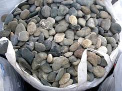 Kamenclub.ru: Галька речная плоская (ассорти) фр. 100-200-300 мм купить в Челябинске галька галечник природный серый, белый темно-серый синий рыжий светло-серый природная галька плоская крупная 8000 руб/т   фото КАМЕНЬ КЛУБ