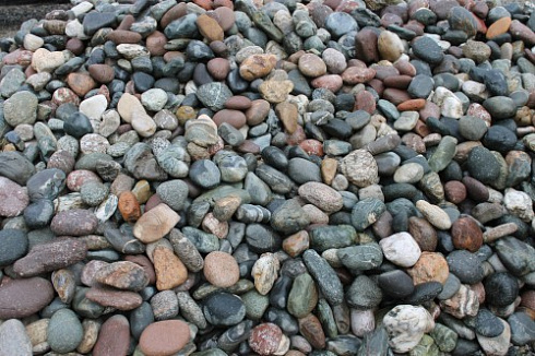 Kamenclub.ru: Галька окат (цветная картошка) фр. 50-100 мм. купить  в Челябинске галька природная окатанная серый белый цветной синий темно-серый коричневый округлый галечник окатанный 6800 руб/т   фото КАМЕНЬ КЛУБ