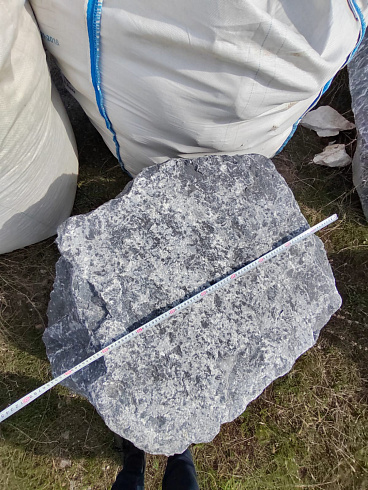 Kamenclub.ru: Черный мрамор скальник фр. 1000-1500 мм.  купить в Челябинске мрамор черный белый серый крупный колотый валун ландшафтный 9000 руб/т   фото КАМЕНЬ КЛУБ