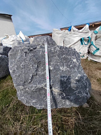 Kamenclub.ru: Черный мрамор скальник фр. 1000-1500 мм.  купить в Челябинске мрамор черный белый серый крупный колотый валун ландшафтный 9000 руб/т   фото КАМЕНЬ КЛУБ