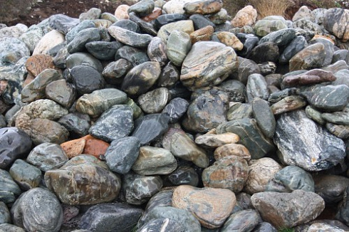 Kamenclub.ru: Ландшафтные валунчики фр.100-500 мм.  купить в Челябинске крупный природный камень серый, темно-серый, светло-серый речной валун крупный 4800 руб/т   фото КАМЕНЬ КЛУБ