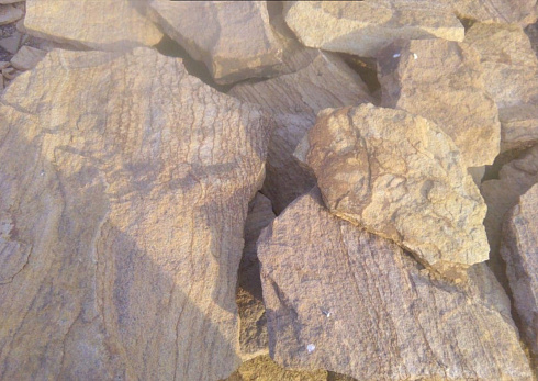 Kamenclub.ru: Песчаник пластушка "фонтанка" желтая (3,0 - 5,0 см)  купить в Челябинске песчаник желтая, рыжий, желтый песчаник колотый рваный со сколом облицовочный 16200 руб/м3   фото КАМЕНЬ КЛУБ