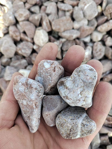 Kamenclub.ru: Мраморная крошка (щебень галтованный розовый) фр.20-40 мм.  купить в Челябинске мрамор розовый, красный оголтованный округлый щебень  15000 руб/т   фото КАМЕНЬ КЛУБ