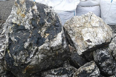 Kamenclub.ru: Черный гранит - кварцит фр. 500-1000 мм.  купить в Челябинске гранит кварцит черный серый белый скальный колотый валун 9750 руб/т   фото КАМЕНЬ КЛУБ