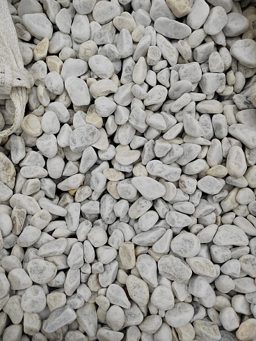Kamenclub.ru: Мраморная крошка (щебень галтованный белый) фр.40-70 мм.  купить в Челябинске мрамор белый молочный айвори окатанный округлый природный камень 17000 руб/т   фото КАМЕНЬ КЛУБ