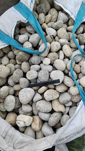 Kamenclub.ru: Галька речная окат (серо-белая) фр. 70-120 мм купить  в Челябинске галька галечник бело-серая, серо-белая, серая, белая речная природная галька  8000 руб/т   фото КАМЕНЬ КЛУБ