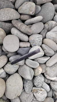 Kamenclub.ru: Галька речная окат (темно-серая) фр. 70-150 мм. купить  в Челябинске галька речная темно-серая, синяя, серая речная галька округлая  8000 руб/т   фото КАМЕНЬ КЛУБ