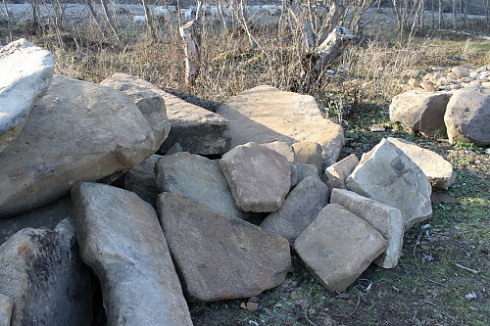 Kamenclub.ru: Песчаник плиты - плахи - пошаговые дорожки (фр. 70-150 мм)  купить в Челябинске песчаник серый бежевый желтый зеленый колотый песчаник строительный 6500 руб/т   фото КАМЕНЬ КЛУБ