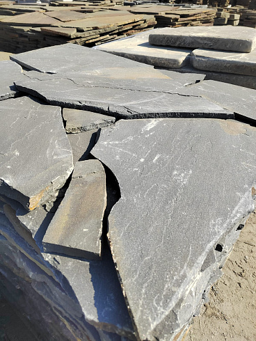 Kamenclub.ru: Песчаник пластушка светло-серый (3,0 см)  купить в Челябинске песчаник светло-серый, серый песчаник рваный ландшафтный колотый 13800 руб/м3   фото КАМЕНЬ КЛУБ