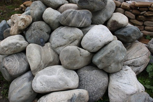 Kamenclub.ru: Речной валун Кабанчик фр.300-500 мм.  купить в Челябинске крупный природный камень галька серый, темно-серый речной валун галечник масштабный 7000 руб/т   фото КАМЕНЬ КЛУБ