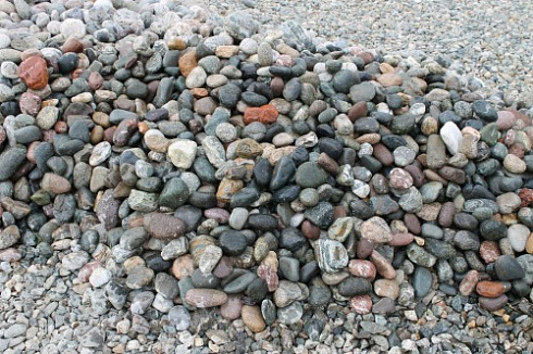 Kamenclub.ru: Галька окат (цветная картошка) фр. 50-100 мм. купить  в Челябинске галька природная окатанная серый белый цветной синий темно-серый коричневый округлый галечник окатанный 6800 руб/т   фото КАМЕНЬ КЛУБ
