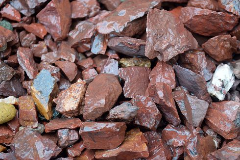 Kamenclub.ru: Щебень крошка красный (ЯШМА) фр. 10-20 мм.  купить в Челябинске яшма красный, бордовый, оранжевый, рыжий декоративный каменный ландшафтный щебень колотый 9000 руб/т   фото КАМЕНЬ КЛУБ